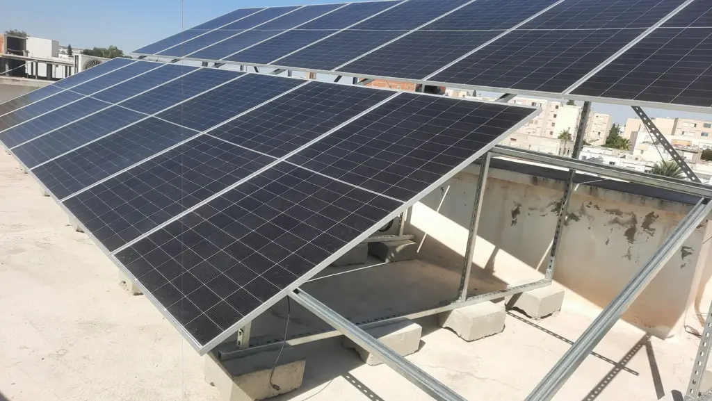 Panneaux solaires Longi bifaciaux installés à Manouba par Afrisolpower