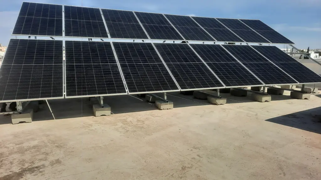 Panneaux solaires Longi bifaciaux installés à Manouba par Afrisolpower