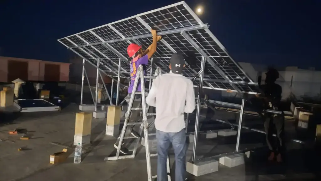 Installation de panneaux solaires bifaciaux LONGi 6 KWC à la Cité des Jardins Tunis