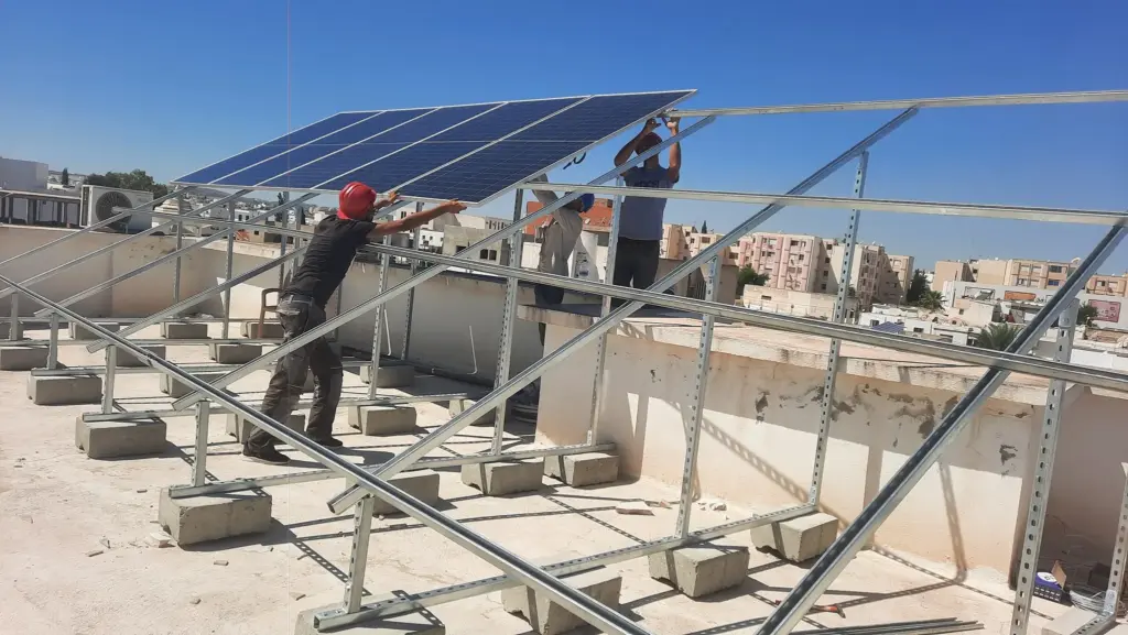 Panneaux solaires Longi bifaciaux installés à Manouba par Afrisolpower